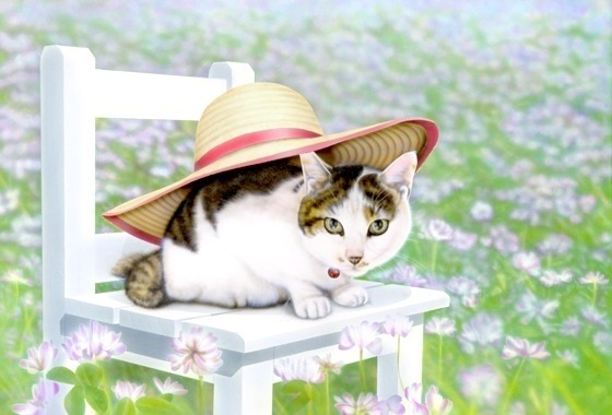 子猫の絵：れんげ畑の麦わら帽子の猫